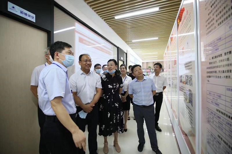 饶华东同志莅临学校、医院、企业、机关指导信访举报宣传周活动