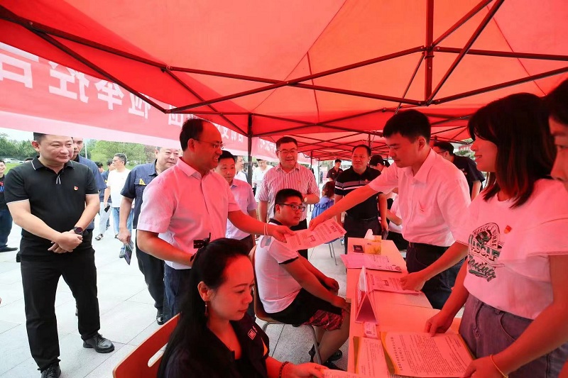 饶华东同志莅临学校、医院、企业、机关指导信访举报宣传周活动