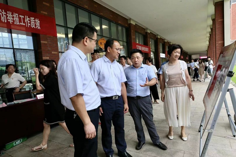饶华东同志莅临学校、医院、企业、机关指导信访举报宣传周活动