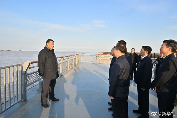 习近平在山东东营考察黄河入海口